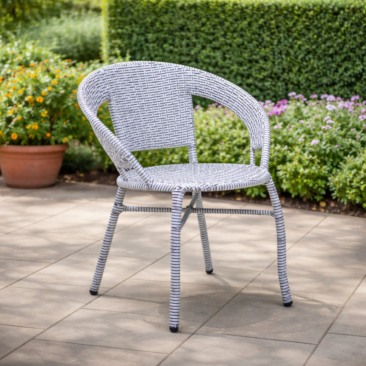 bastenski set rattanica bela stolica ambient